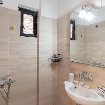 Tsimiklis Apartment Finikounta